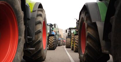 Dos filas de tractores recorren las calles de Toledo, durante la manifestación de agricultores y ganaderos del pasado martes.