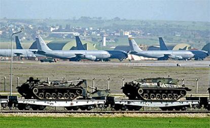 Un tren cargado con carros de combate turcos pasa cerca de varios aviones estadounidenses estacionados en una base militar del sureste de Turquía.