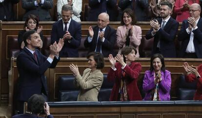 Sánchez recibe el aplauso de la bancada socialista tras ganar la votación de investidura. 