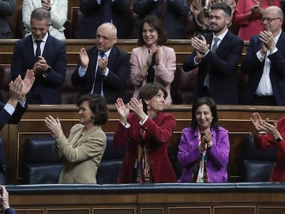 Sánchez recibe el aplauso de la bancada socialista tras ganar la votación de investidura. 