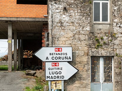 La carretera N-VI a su paso por A Castellana (A Coruña).