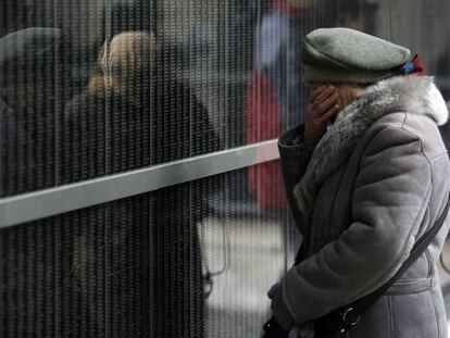 Una mujer llora ante el muro de v&iacute;ctimas del museo del Holocausto de Budapest en enero. 