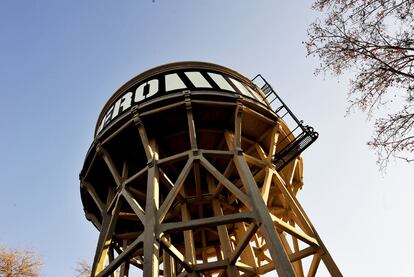 El antiguo depósito de agua con el logo de Oscar Mariné para el Matadero de Madrid. La rehabilitación del depósito y el acondicioneamiento del acceso han sido realizados por el estudio arquitectónico de Langarita y Navarro.