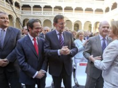 Cospedal saluda (de derecha a izquierda) a Chaves, Rajoy y Bono.