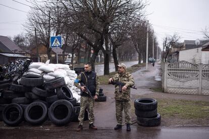 Miembros de las Fuerzas de Defensa Territorial de Ucrania vigilaban el miércoles el tráfico en un control de carretera.