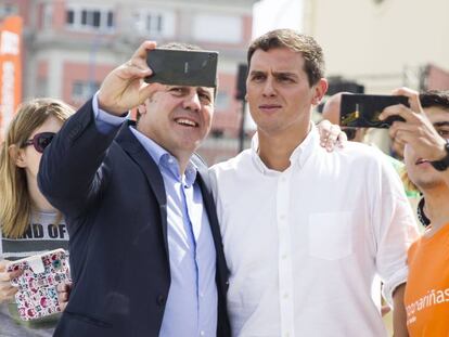 Albert Rivera se fotograf&iacute;a con seguidores en A Coru&ntilde;a.