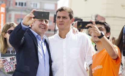 Albert Rivera se fotograf&iacute;a con seguidores en A Coru&ntilde;a.