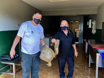 Alberto y Paco Ferreres mostrando algunos rodaballos.