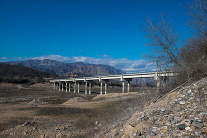 Sequía en el pantano de Rialb, a 28 de febrero de 2023, en Lleida.