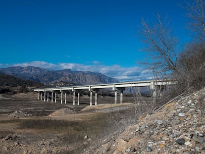 Sequía en el pantano de Rialb, a 28 de febrero de 2023, en Lleida.