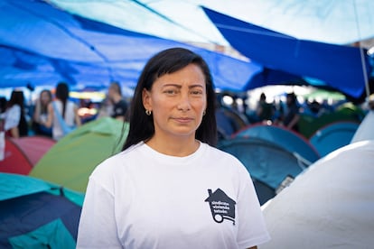 Ámbar Niéres posa al lado de la carpa del sindicato de vivienda de Tetuán, el pasado 29 de septiembre.VICTORIA GARCIA