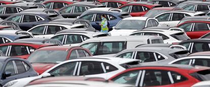 Una trabajadora de Ford camina entre automóviles aparcados en el exterior de la planta en Almussafes (Valencia). 