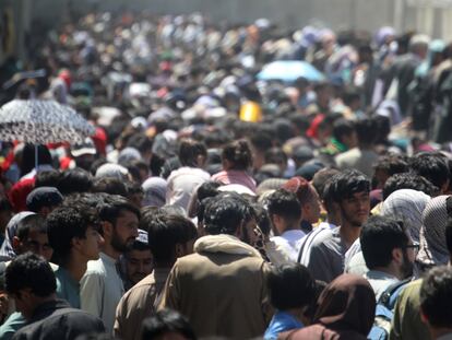 Uma multidão de afegãos se dirige ao aeroporto de Cabul na quinta-feira pela manhã.