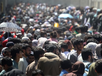 Una multitud de afganos se dirigían al Aeropuerto Hamid Karzai de Kabul, el jueves por la mañana.