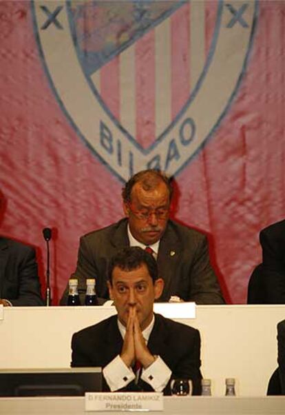 Fernando Lamikiz, en primer plano, en la asamblea de ayer.