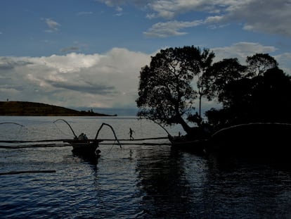 Un niño se balancea en las pértigas de un pesquero amarrado en una cala del lago Kivu.