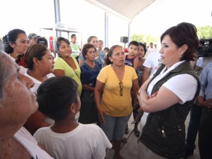 Rosario Robles (derecha) en una comunidad de Guerrero.