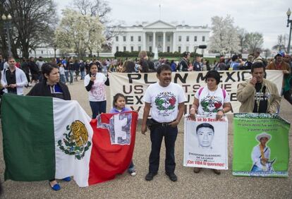 Familiares de los 43 frente a la Casa Blanca, este martes