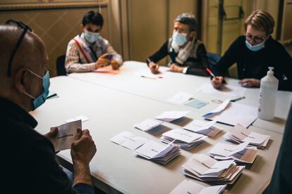 Recuento de votos en un colegio electoral de Châteaudun, este domingo.