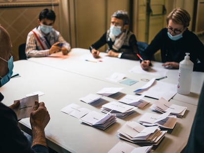 Recuento de votos en un colegio electoral de Châteaudun, este domingo.