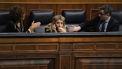 Las vicepresidentas María Jesús Montero (a la izquierda) y Yolanda Díaz, y el ministro de la presidencia, Félix Bolaños, este jueves en el Congreso.