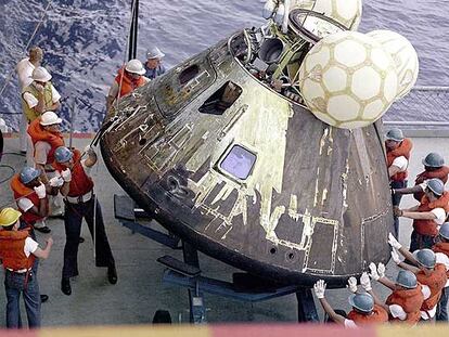 Recuperación en el océano de una cápsula del programa Apollo.