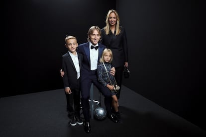 Luka Modric posa con su esposa, Vanja Bosnic, y sus hijos Ivano y Ema.