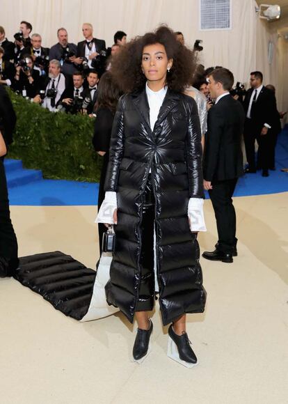 Solange Knowles, con un plumas de Thom Browne.