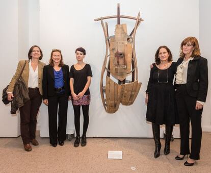 María Nagore Ferrer, vicerrectora de extensión universitaria, cultura y deporte de la Universidad Complutense de Madrid; Carolina García Viadero, consejera Delegada de Bodegas Valduero; María Rodríguez Castro, ganadora del certamen; Elena Blanch, decana de la Facultad de Bellas Artes de la UCM, y Yolanda García Viadero, consejera delegada de Bodegas Valduero, posan junto a la obra ganadora, 'Vana'.