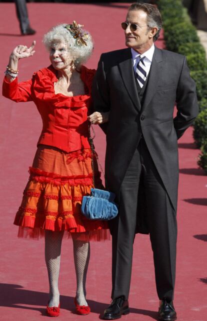 La duquesa de Alba y Alfonso Díez, en 2010, en la boda de Rafael Medina.