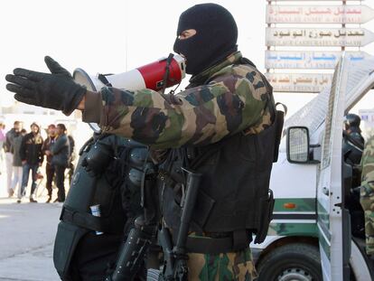 Un soldado hace un llamamiento para que se dispersen los manifestantes que se reunieron ayer en el barrio tunecino de Ettadamen.