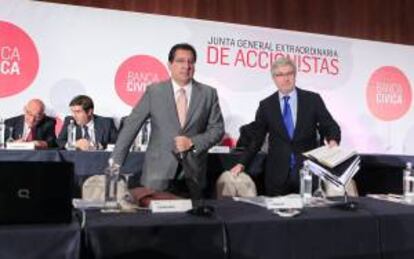Los copresidentes de Banca Cívica, Antonio Pulido (i) y Enrique Goñi (d), al inicio de la junta general extraordinaria de accionistas de Banca Cívica. EFE/Archivo