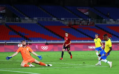 Malcom anota el segundo gol de Brasil. 