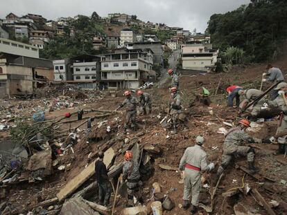 Varios rescatadores buscan víctimas entre los escombros tras las inundaciones en Nueva Friburgo.