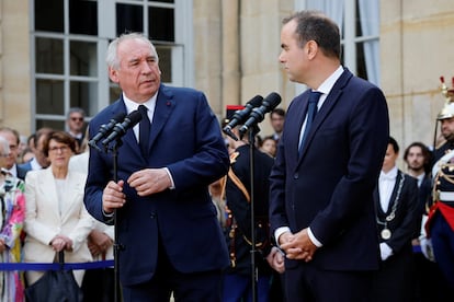 El primer ministro saliente, François Bayrou, charla con su sucesor, Sébastien Lecornu (derecha), este miércoles durante el traspaso de poderes en París.