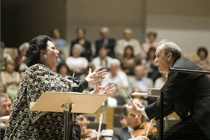 Jos&eacute; Mar&iacute;a Collado, en un recital junto a Montserrat Caball&eacute;.