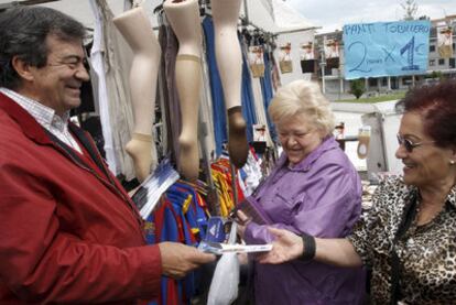 El líder de Foro Asturias, Francisco Álvarez Cascos, pide el voto en un mercado de Lugones (Asturias)