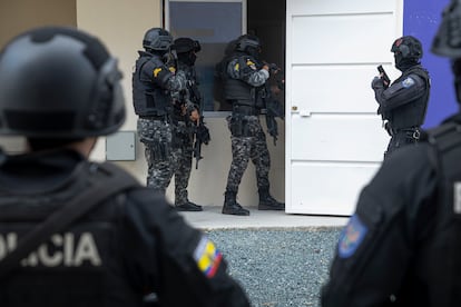 Personal policial ingresa en una casa del barrio Socio Vivienda, este viernes en Guayaquil.  