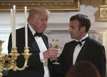 El presidente de Estados Unidos, Donald Trump (izquierda), brinda junto con su homólogo francés, Emmanuel Macron, durante la cena de gala en la Casa Blanca, el 24 de abril de 2018. 