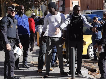 Polic&iacute;as y manteros discuten en el Bes&ograve;s.