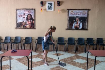 Una empleada limpia el interior de la cervecería Layso, donde se originó la pelea entre las dos familias y donde se estaba llevando a cabo la pedida de mano de los novios, el martes en El Álamo.