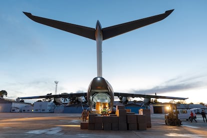 Un avión A400M con mascarillas en la base de Getafe.