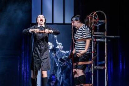 Lydia Fairén (Miércoles) y Alejandro Mesa (Pugsley), en escena.