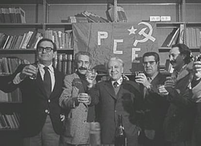 De izquierda a derecha, Ramón Tamames, Armando López Salinas, Ignacio Gallego, Víctor Díaz Cardiel y Eugenio Triana brindan por la legalización.