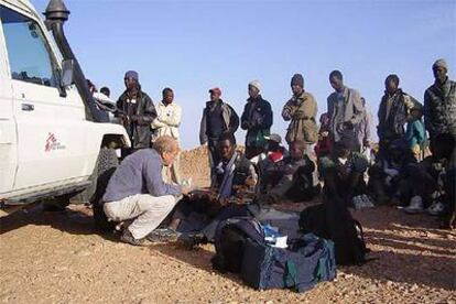 El italiano Giorgio Talarco, de Médicos Sin Fronteras, atiende a un inmigrante en El Aouina-Souatar, cerca de la frontera con Argelia.