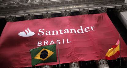 Un cartel del Banco Santander Brasil en la fachada de la bolsa de Nueva York.