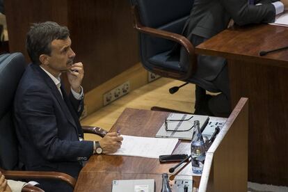 El portavoz de Podemos, Jose Manuel L&oacute;pez, durante el debate del estado de la regi&oacute;n. 