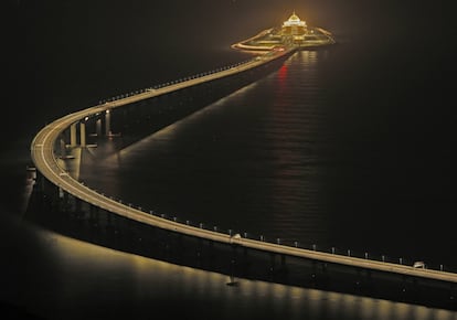 El presidente chino, Xi Jinping, ha declarado oficialmente inaugurado el puente y ha dado la orden para que la infraestructura se abra al tráfico de vehículos el miércoles. "Declaro el Puente Hong Kong-Zhuhai-Macao oficialmente abierto", ha asegurado Xi en el acto.