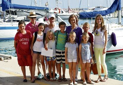 Foto de familia en la escuela de vela de Mallorca de la reina Sofía con sus ocho nietos, su hija mayor la infanta Elena y su nuera la princesa Letizia, el pasado mes de agosto.