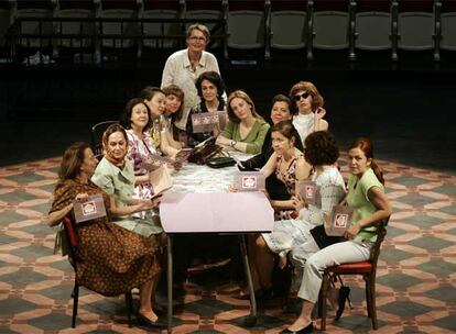 El elenco de <i>Las cuñadas,</i> de Michel Tremblay, durante un ensayo en el Teatro Español de Madrid.